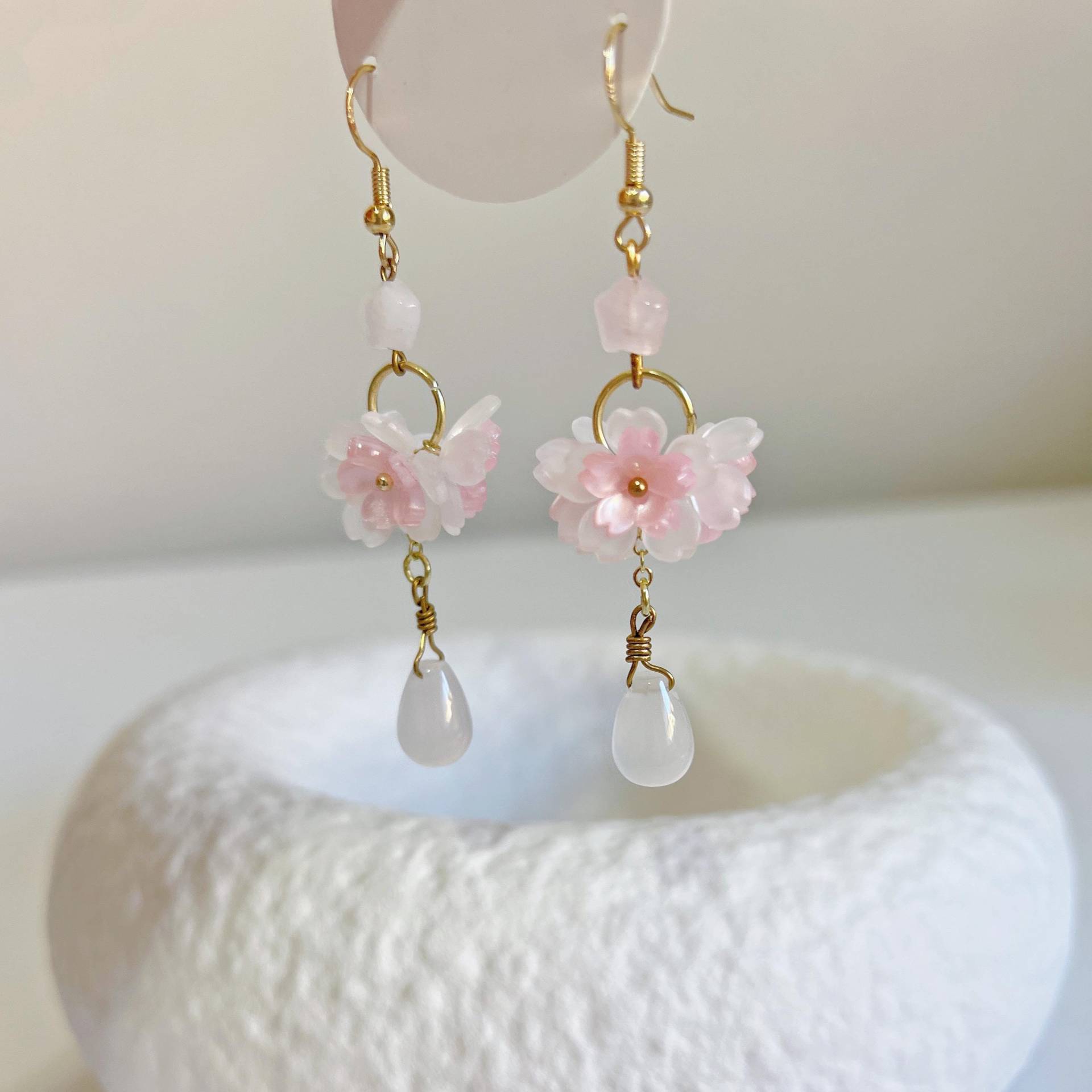 Rosa Sakura Ohrringe -Handgefertigter Ohrring -Rosenquarz Tropfen -Chalzedon Baumeln -Süße Stern -Elegante Blumen Rosa Sakura Ohrringe -Handgefertigter Ohrring -Rosenquarz Tropfen -Chalzedon Baumeln -Süße Stern -Elegante Blumen von WandWZONE