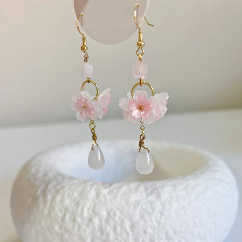 Rosa Sakura Ohrringe -Handgefertigter Ohrring -Rosenquarz Tropfen -Chalzedon Baumeln -Süße Stern -Elegante Blumen Rosa Sakura Ohrringe -Handgefertigter Ohrring -Rosenquarz Tropfen -Chalzedon Baumeln -Süße Stern -Elegante Blumen von WandWZONE
