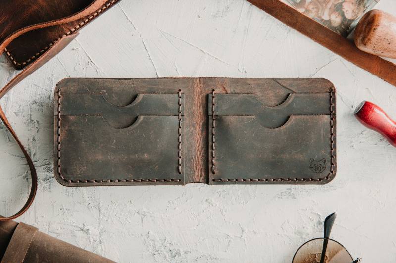 Herren Leder Dunkelbraune Geldbörse | Personalisierte Schlanke Bifold Brieftasche Für Männer Graviertes Geschenk Ehemann Freund Trauzeuge Herren Leder Dunkelbraune Geldbörse | Personalisierte Schlanke Bifold Brieftasche Für Männer Graviertes Geschenk Ehemann Freund Trauzeuge von Wandbrown