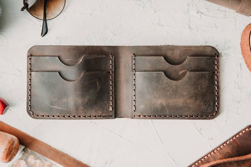 Herren Leder Sand Brown Geldbörse | Personalisierte Schlanke Bifold Brieftasche Für Männer Graviertes Geschenk Ehemann Freund Trauzeuge Vorschlag Herren Leder Sand Brown Geldbörse | Personalisierte Schlanke Bifold Brieftasche Für Männer Graviertes Geschenk Ehemann Freund Trauzeuge Vorschlag von Wandbrown