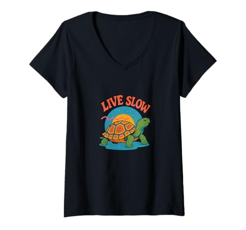 Damen Live Slow Turtle Life Nature Vibes, ruhige Retro-Ästhetik T-Shirt mit V-Ausschnitt Damen Live Slow Turtle Life Nature Vibes, ruhige Retro-Ästhetik T-Shirt mit V-Ausschnitt von Wander Creek Slowness Club Art