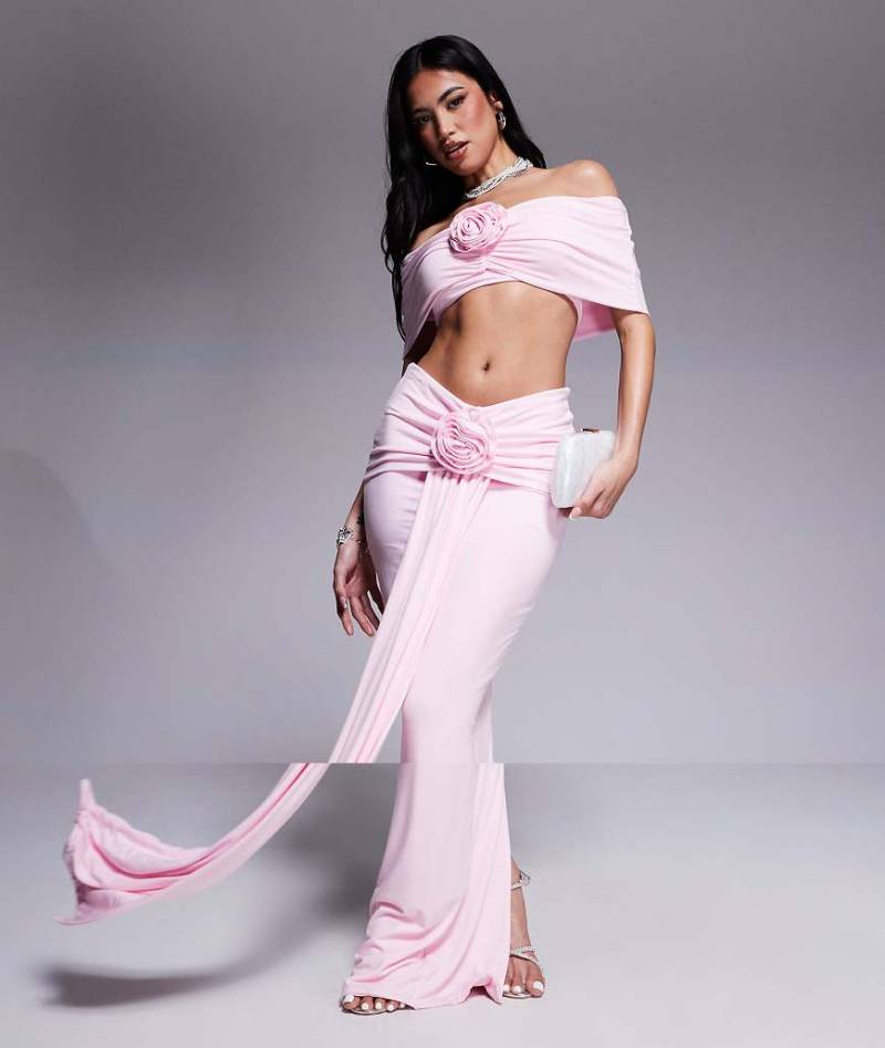 Wanderdoll - Belle - Gerafftes Set in Babyrosa mit drapiertem Ansteckblumendetail, aus Oberteil mit Carmen-Ausschnitt und Maxirock von Wanderdoll