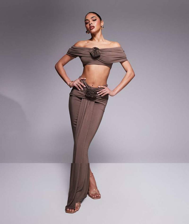 Wanderdoll - Belle - Gerafftes Set in Schokobraun mit drapiertem Oberteil mit Ansteckblumendetail und Carmen-Ausschnitt und Maxirock von Wanderdoll