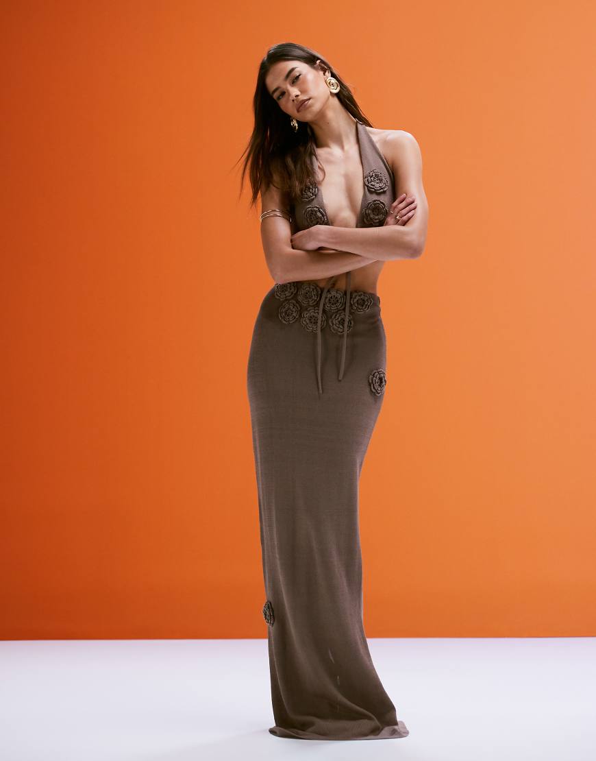 Wanderdoll - Daisy - Maxirock aus Strick in warmem Beige mit Ansteckblumen-Detail, Kombiteil-Neutral von Wanderdoll