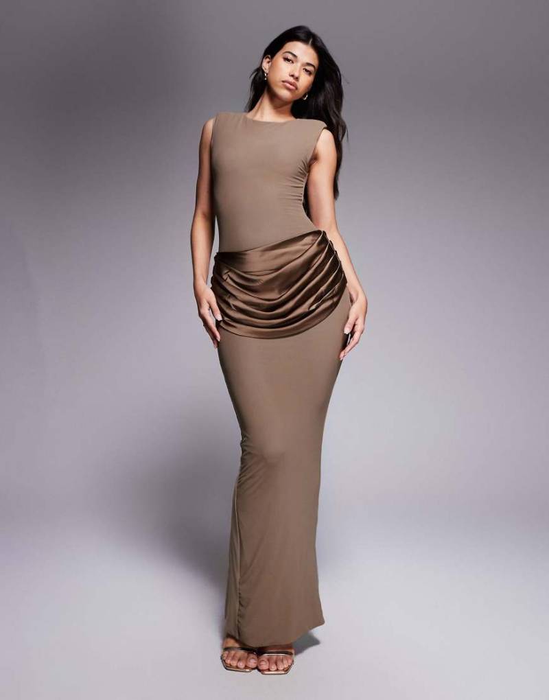 Wanderdoll - Eman - Ärmelloses Bodycon-Maxikleid in Mokka-Mousse mit Schulterpolstern, U-Boot-Ausschnitt und drapierter Taillenpartie aus Satin-Brown von Wanderdoll
