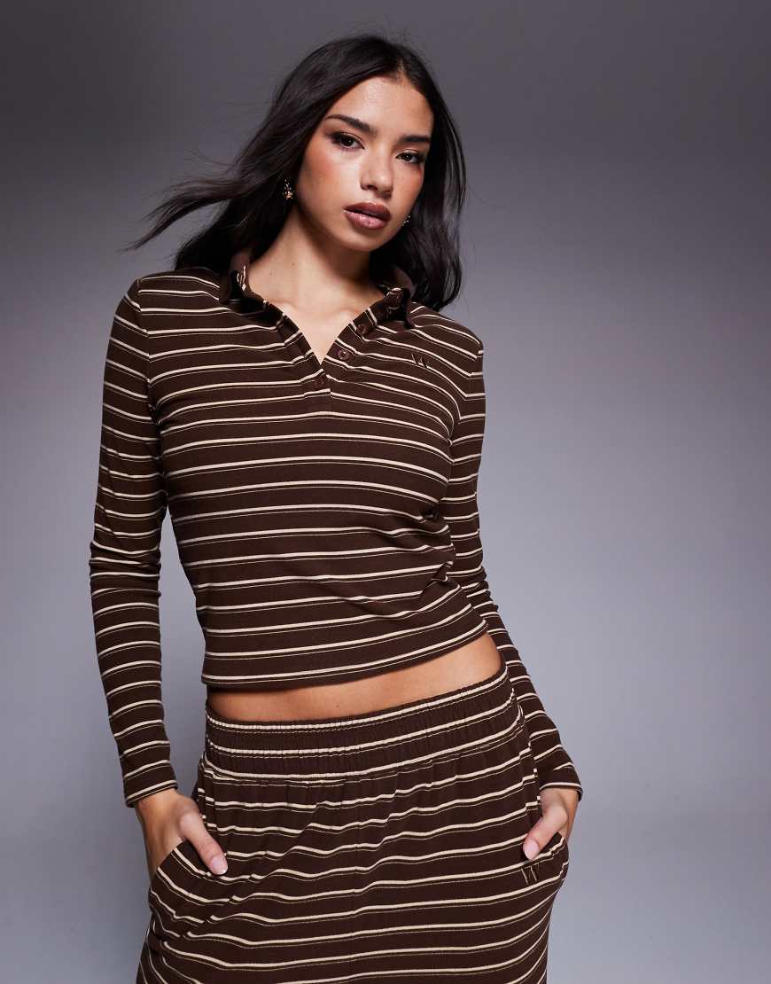 Wanderdoll - Frankie - Hochwertiges, gestreiftes Polo-Oberteil aus schwerem Jersey in Braun mit langen Ärmeln und Kragendetail, Kombiteil-Bunt Wanderdoll - Frankie - Hochwertiges, gestreiftes Polo-Oberteil aus schwerem Jersey in Braun mit langen Ärmeln und Kragendetail, Kombiteil-Bunt von Wanderdoll