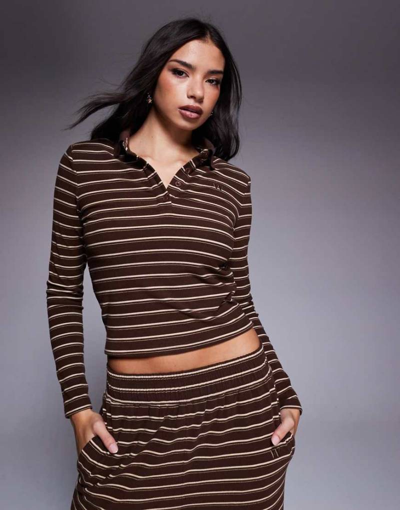 Wanderdoll - Frankie - Hochwertiges, gestreiftes Polo-Oberteil aus schwerem Jersey in Braun mit langen Ärmeln und Kragendetail, Kombiteil-Bunt Wanderdoll - Frankie - Hochwertiges, gestreiftes Polo-Oberteil aus schwerem Jersey in Braun mit langen Ärmeln und Kragendetail, Kombiteil-Bunt von Wanderdoll
