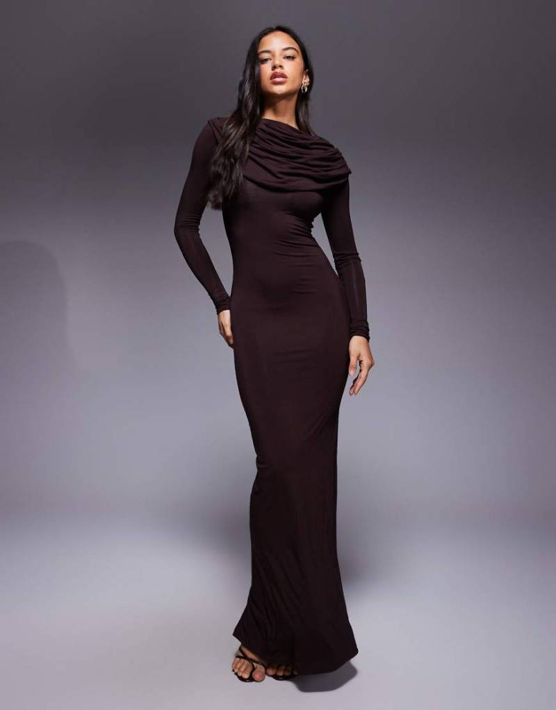 Wanderdoll - Grace - Langärmliges Maxikleid in Espresso mit doppellagigem, drapiertem Cape-Detail-Brown von Wanderdoll