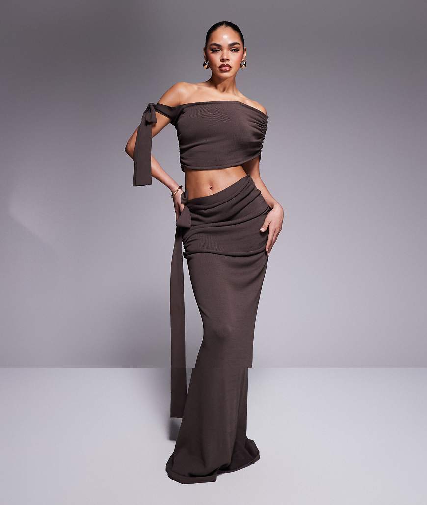 Wanderdoll - Lois - Schulterfreier Maxirock aus Strick in Schokoladenbraun mit Bindedetail an der Schulter und V-Design vorne von Wanderdoll