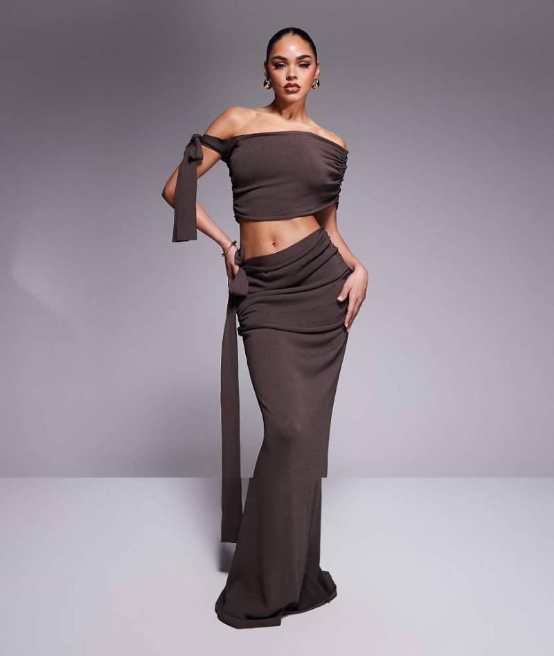 Wanderdoll - Lois - Schulterfreier Maxirock aus Strick in Schokoladenbraun mit Bindedetail an der Schulter und V-Design vorne von Wanderdoll