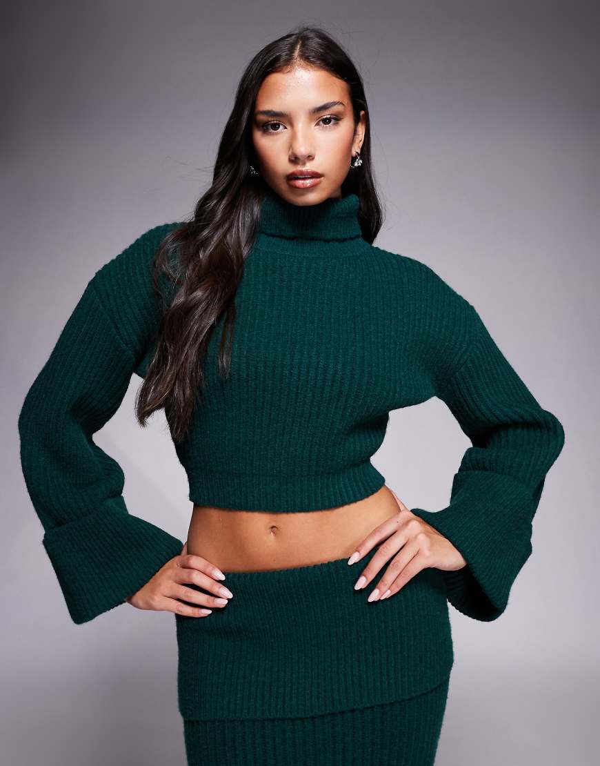 Wanderdoll - Mabel - Exklusiver Cropped-Rollkragenpullover in Tannengrün mit breit umgeschlagenen Ärmeln, Kombiteil-Brown von Wanderdoll