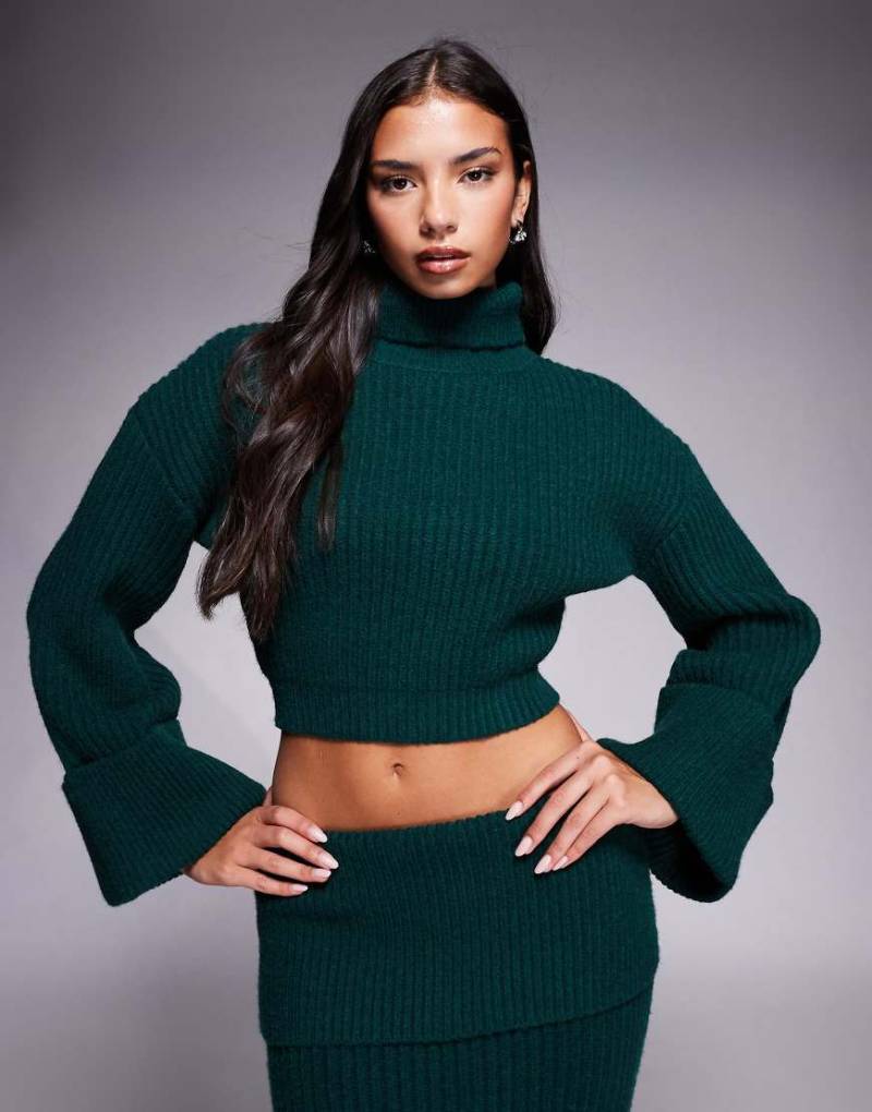 Wanderdoll - Mabel - Exklusiver Cropped-Rollkragenpullover in Tannengrün mit breit umgeschlagenen Ärmeln, Kombiteil-Brown von Wanderdoll