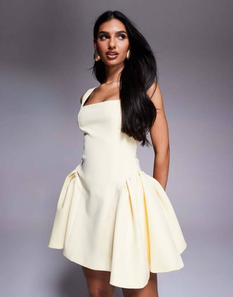 Wanderdoll - Sabrina - Elegantes Minikleid in Zitronengelb mit eckigem Ausschnitt und seitlichen Falten von Wanderdoll