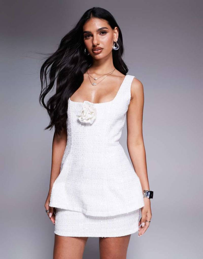 Wanderdoll - Sophia - Strukturiertes Pailletten-Bouclé-Minikleid in Weiß mit eckigem Ausschnitt und Ansteckblume von Wanderdoll