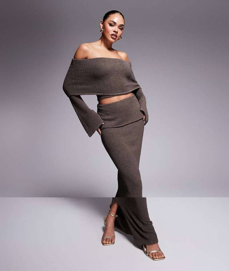 Wanderdoll - Yasmin - Set aus Bouclé-Strick in Schokobraun bestehend aus Oberteil mit breit umgeschlagenen Ausschnitt und Maxirock von Wanderdoll