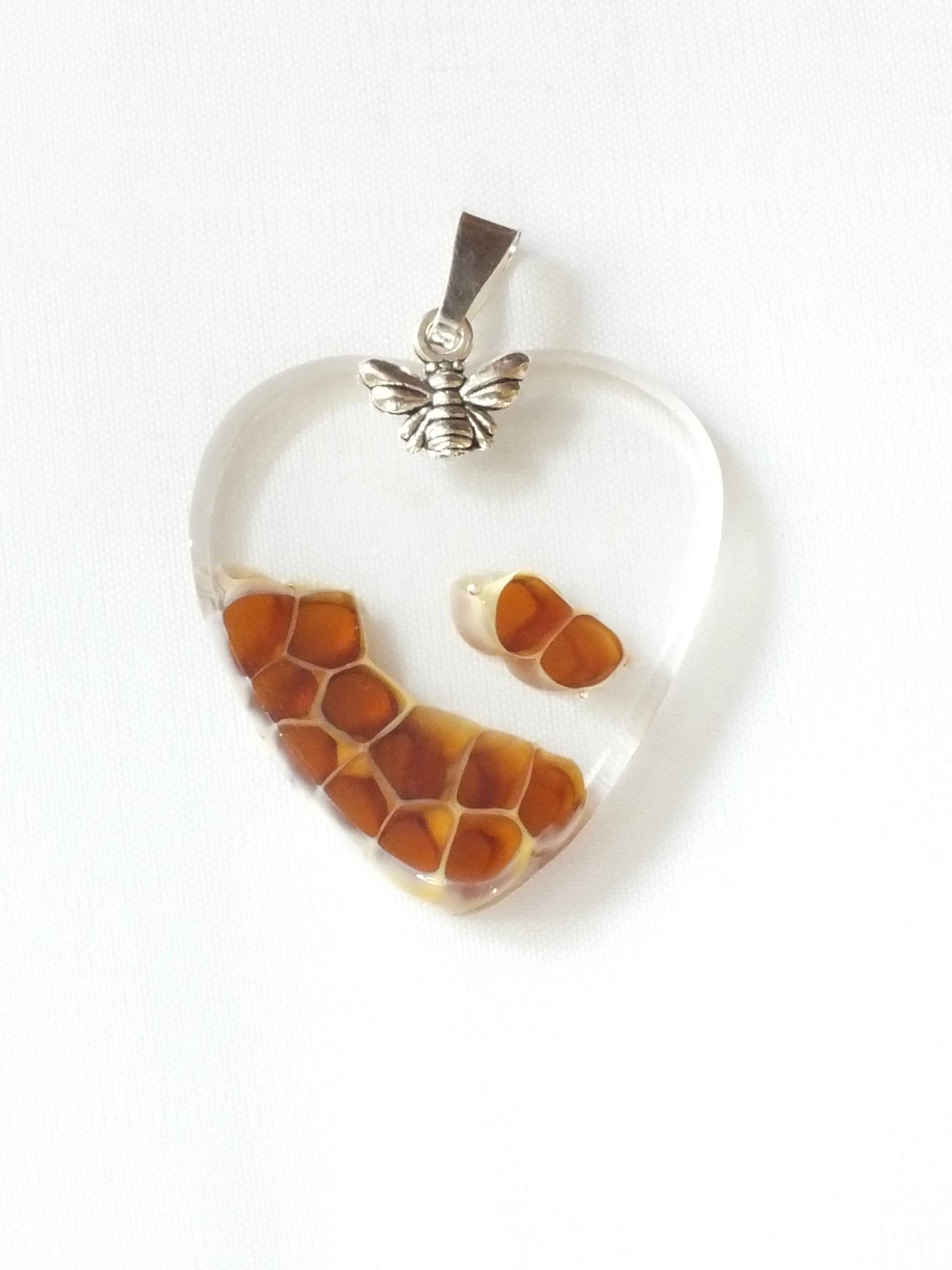 Handgefertigter Glasherz-Bienenwabenanhänger Handgefertigter Glasherz-Bienenwabenanhänger von WanderingArtGlass
