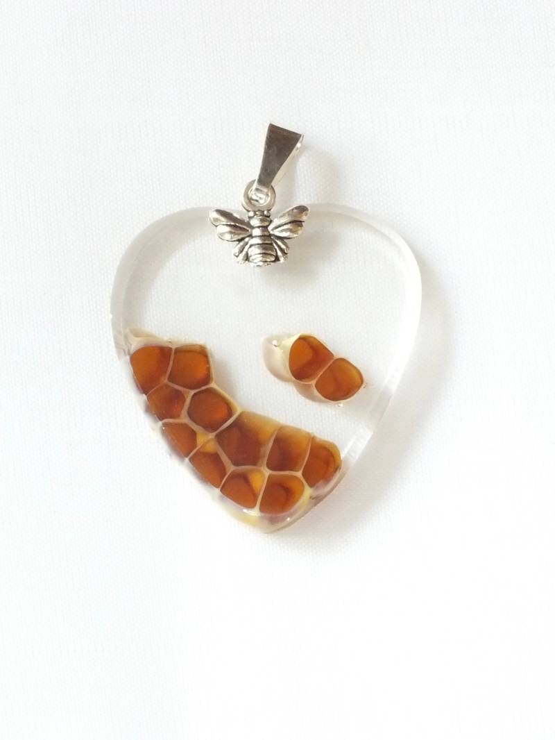 Handgefertigter Glasherz-Bienenwabenanhänger Handgefertigter Glasherz-Bienenwabenanhänger von WanderingArtGlass