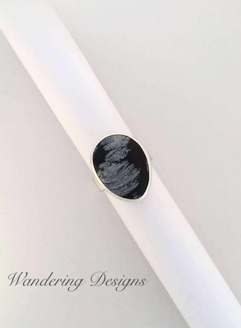 Handgemachter Schneeflocken Obsidian Sterling Silber Statement Ring - Größe 56 Handgemachter Schneeflocken Obsidian Sterling Silber Statement Ring - Größe 56 von WanderingDesigns
