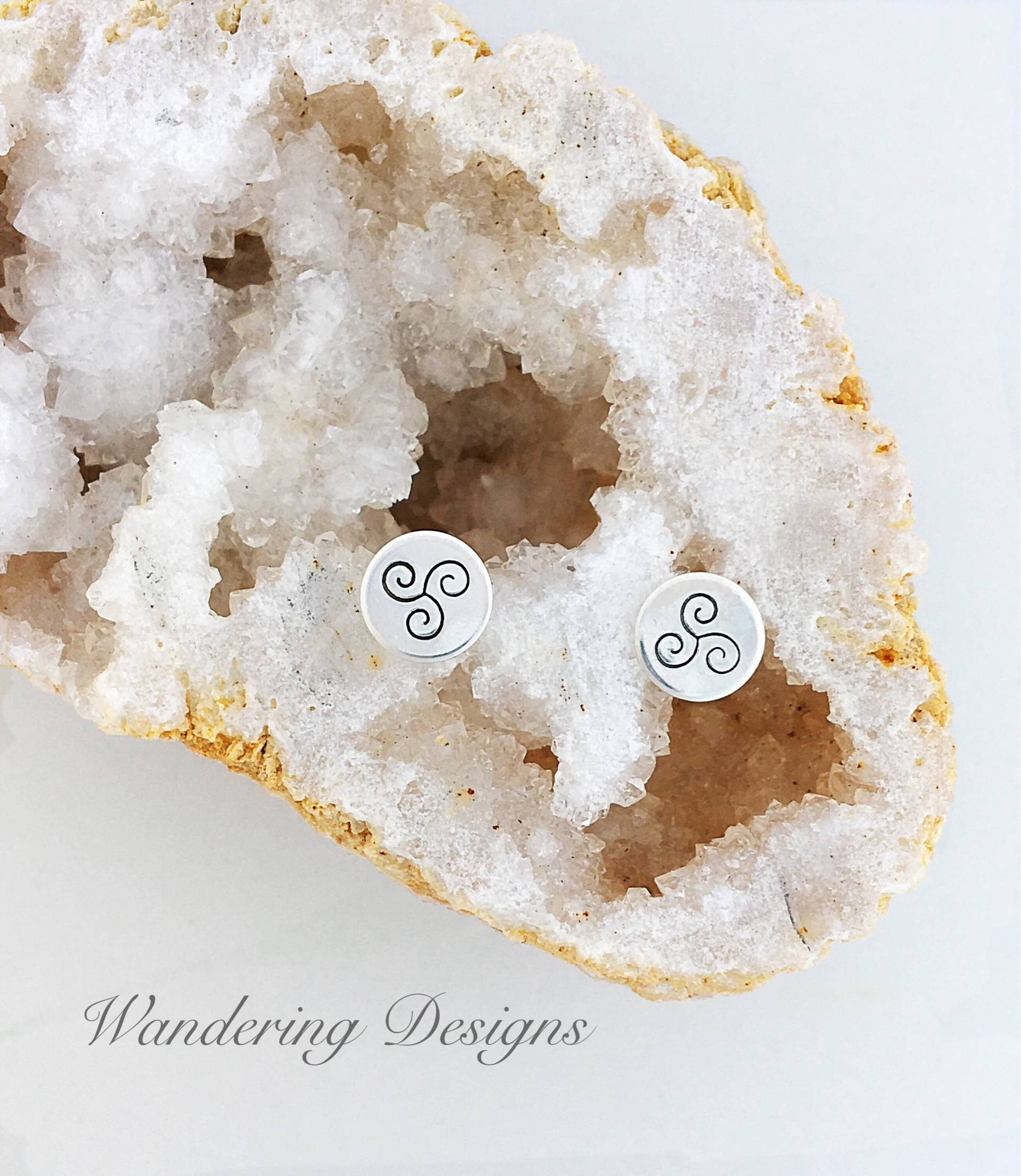 Handgemachte Sterling Silber Gestempelt Ohrstecker Triskele Design Handgemachte Sterling Silber Gestempelt Ohrstecker Triskele Design von WanderingDesigns