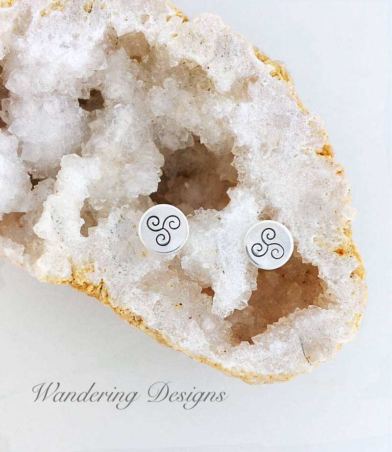Handgemachte Sterling Silber Gestempelt Ohrstecker Triskele Design Handgemachte Sterling Silber Gestempelt Ohrstecker Triskele Design von WanderingDesigns