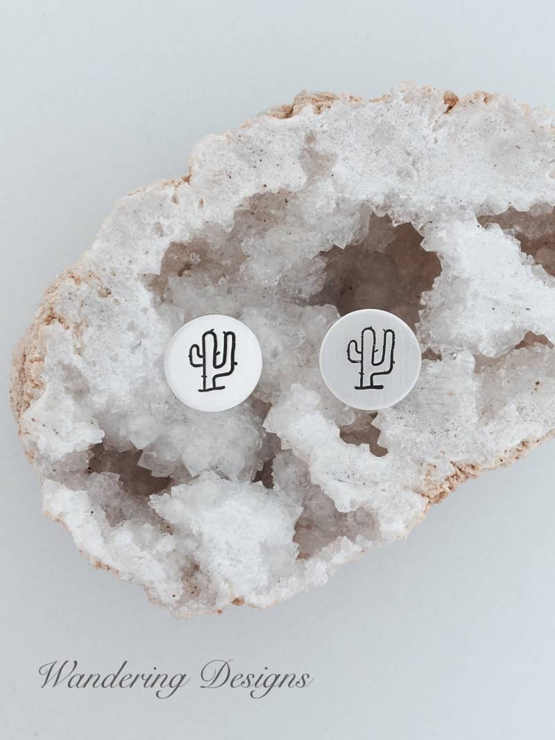 Handgestempelte Sterlingsilber Kaktus Ohrstecker Southwestern Jewelry Handgestempelte Sterlingsilber Kaktus Ohrstecker Southwestern Jewelry von WanderingDesigns