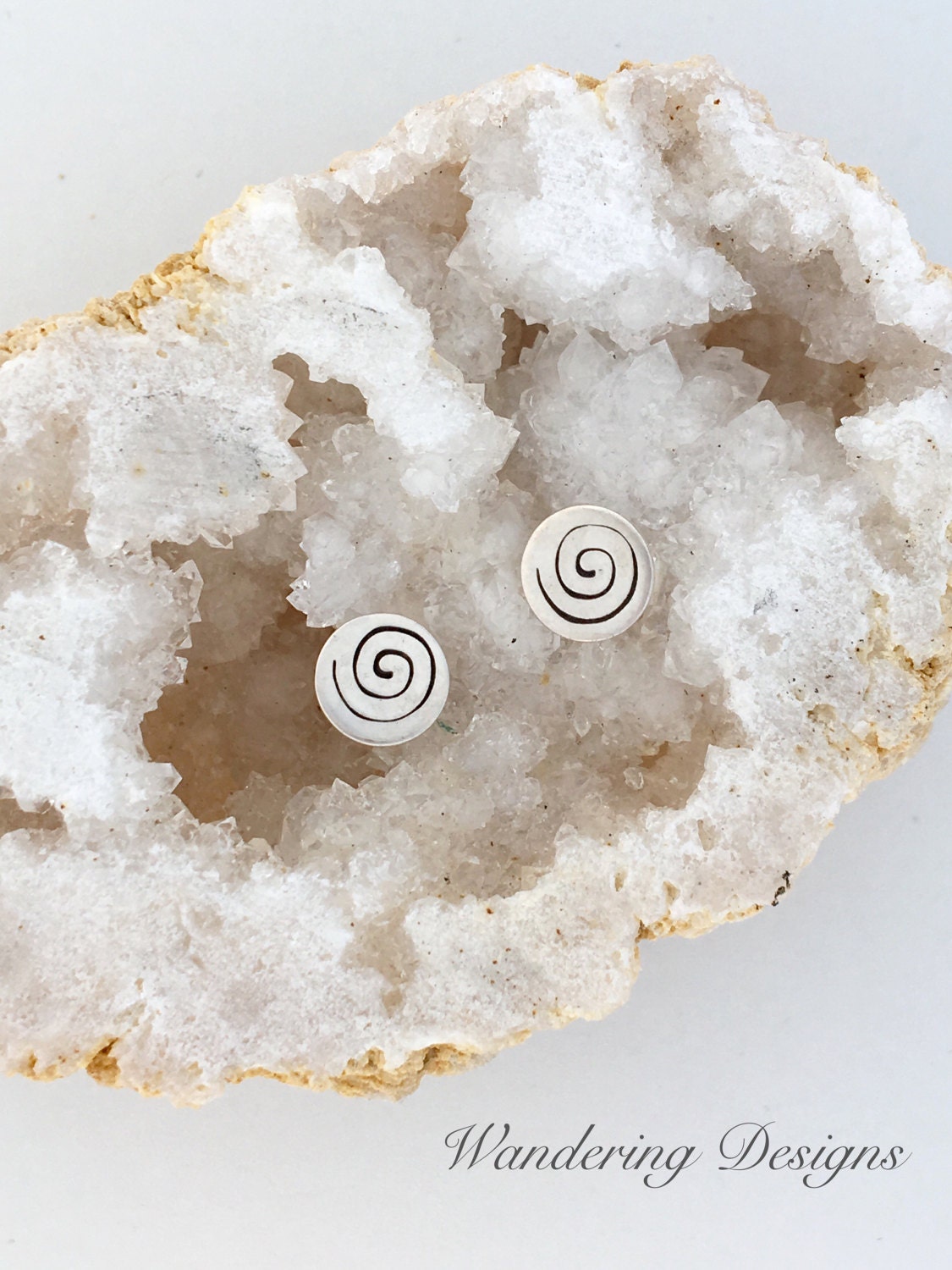 Handgestempelte Sterling Silber Swirl Ohrstecker Handgestempelte Sterling Silber Swirl Ohrstecker von WanderingDesigns