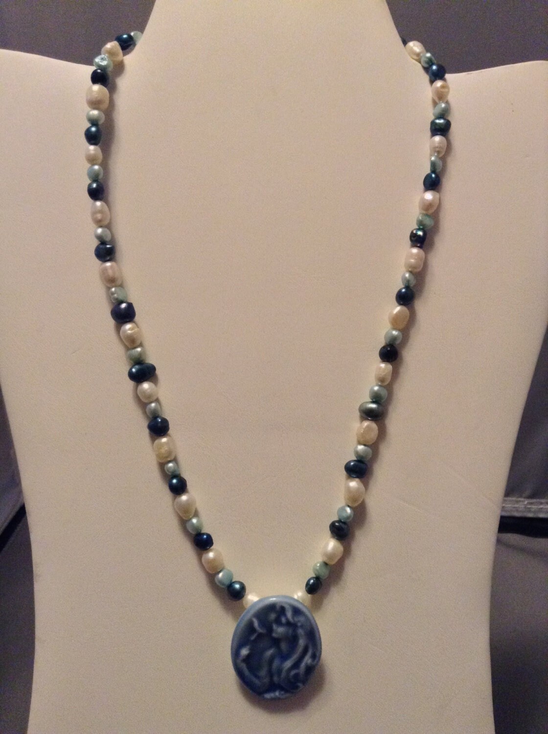 Blau Weiße Perlenkette with Blaue Keramik Kamee Blau Weiße Perlenkette with Blaue Keramik Kamee von WanderingLikeACloud