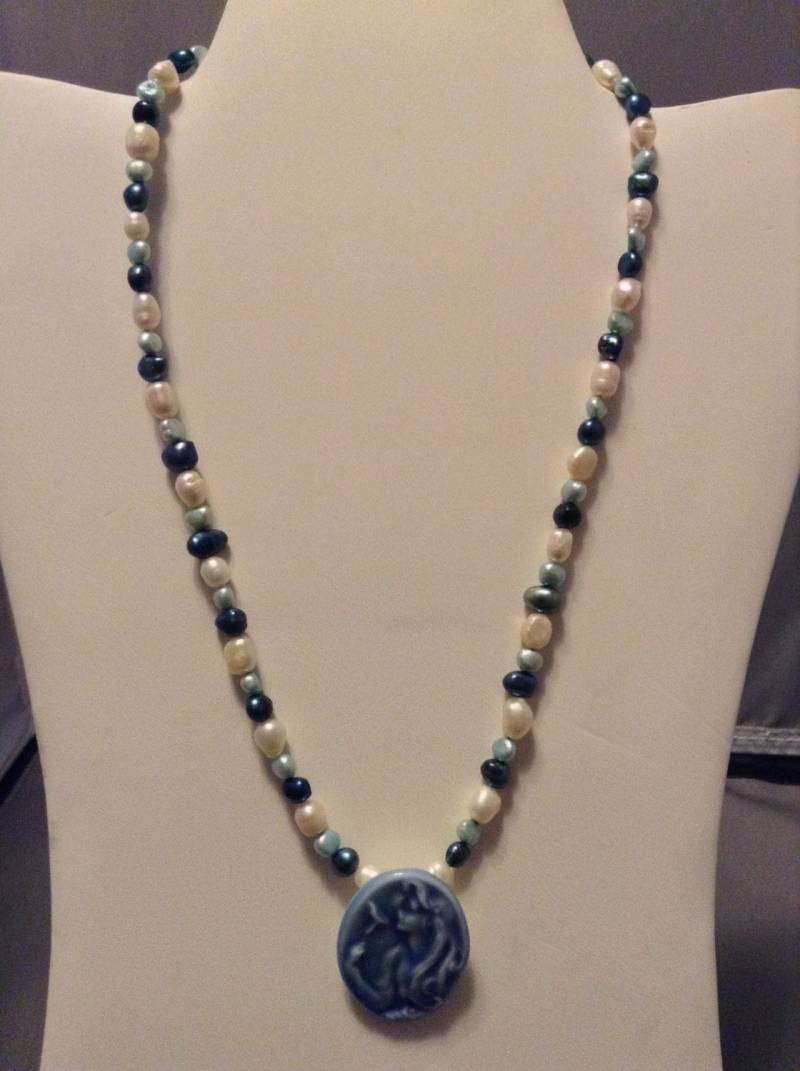 Blau Weiße Perlenkette with Blaue Keramik Kamee Blau Weiße Perlenkette with Blaue Keramik Kamee von WanderingLikeACloud
