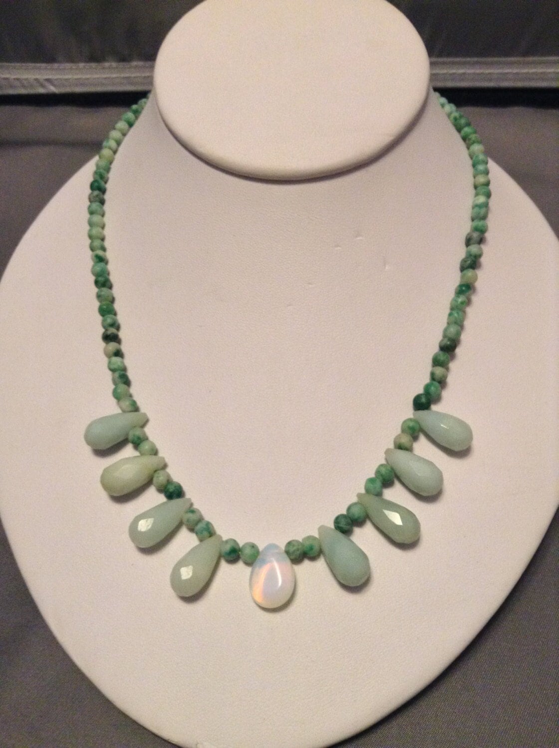 Hellgrüne & Weiße Perlen Edelstein Kette Hellgrüne & Weiße Perlen Edelstein Kette von WanderingLikeACloud