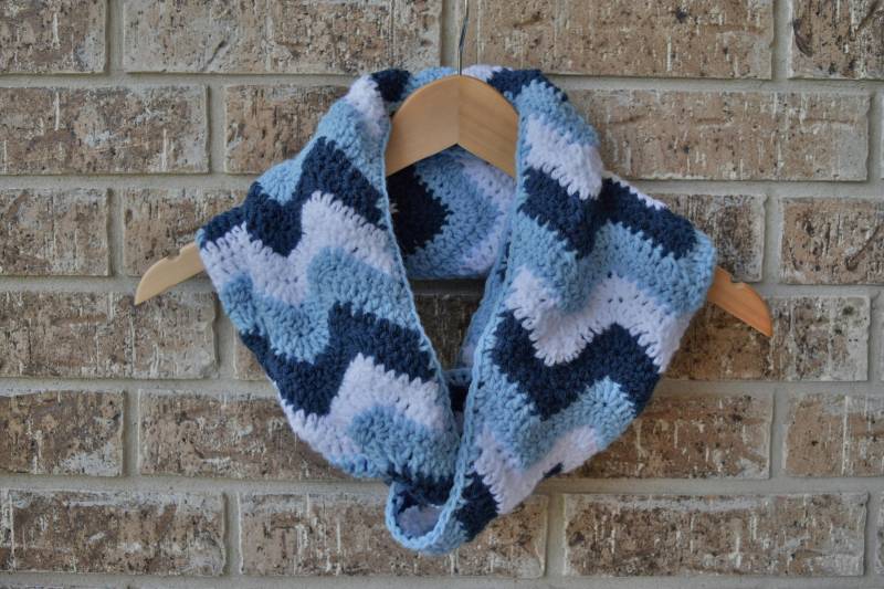 Handgemachter Gehäkelter Chevron-Schal in Himmelblau, Weiß Und Marine von WanderingNeedleworks