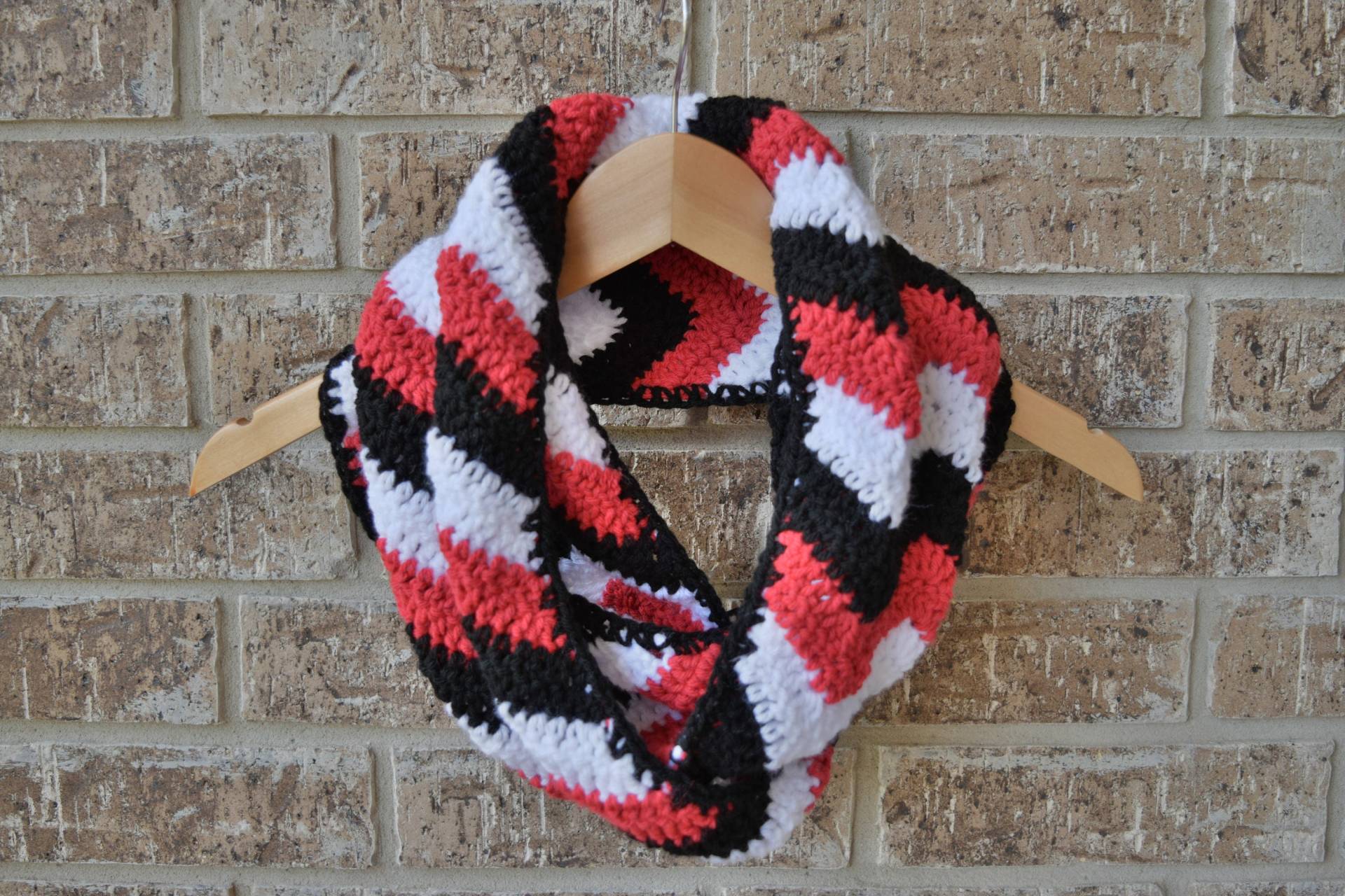 Handgemachter Gehäkelter Chevron-Schal in Den Farben Schwarz, Rot Und Weiß von WanderingNeedleworks