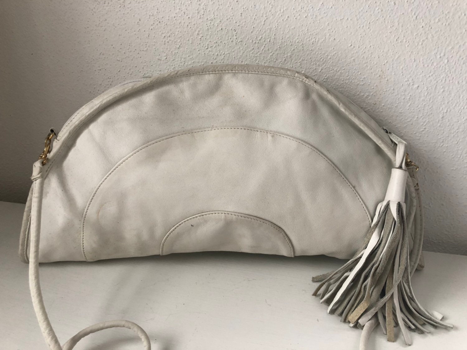 1970's Rare Brio Halbmond Weiße Leder Umhängetasche Mit Fransen von WanderlandVintageKC