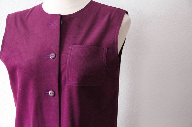 Plum Ultrasuede Ärmelloses Kleid, Knopfleiste Vorne, Mod Winter Style von WanderlandVintageKC