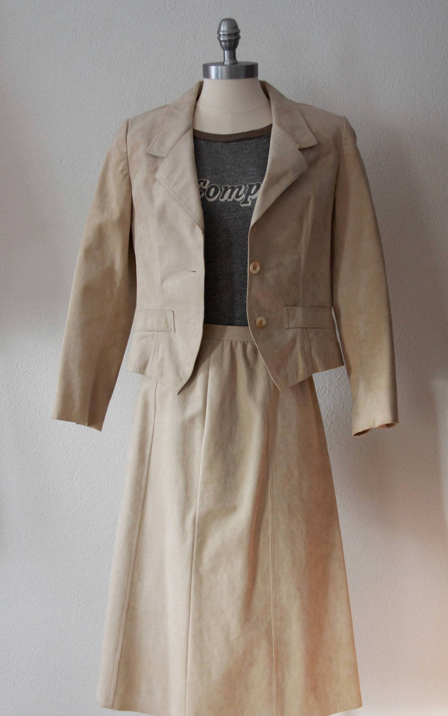 Ultrasuede Suit in Off White, Vintage Ernst Strauss Blazer Mit Abe Shrader Rock, Union Made von WanderlandVintageKC