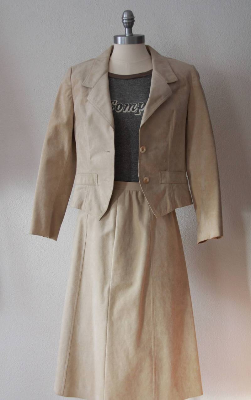 Ultrasuede Suit in Off White, Vintage Ernst Strauss Blazer Mit Abe Shrader Rock, Union Made von WanderlandVintageKC