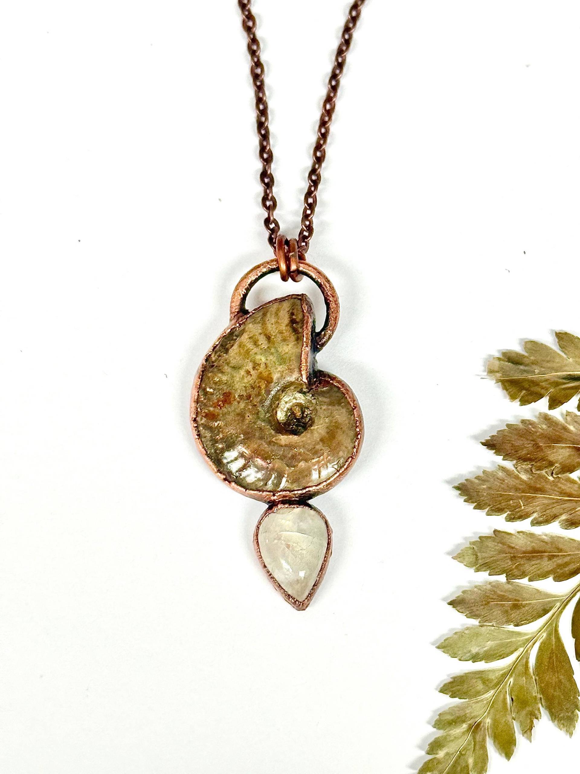Ammonit + Edelstein-Halskette Ammonit + Edelstein-Halskette von WanderlustWaresShop
