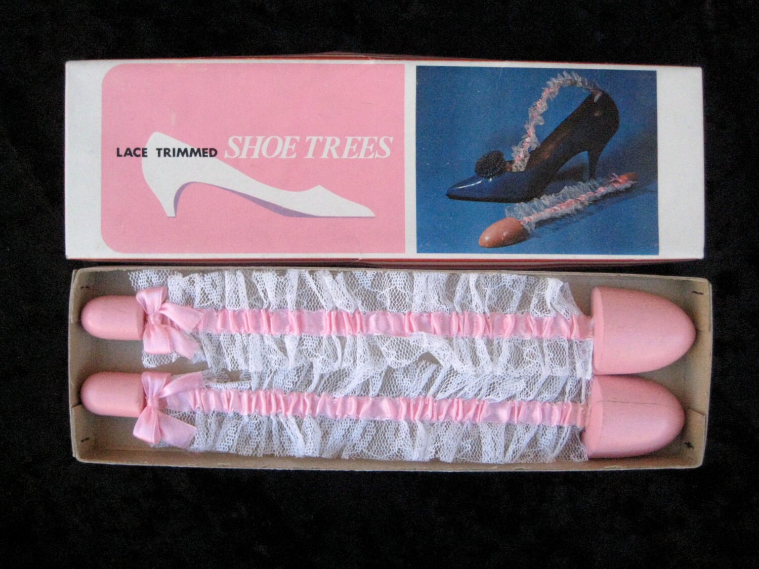 Vintage Rosa Spitze Getrimmt Hölzerne Schuhspanner Vintage Rosa Spitze Getrimmt Hölzerne Schuhspanner von WanderlustnPixieDust