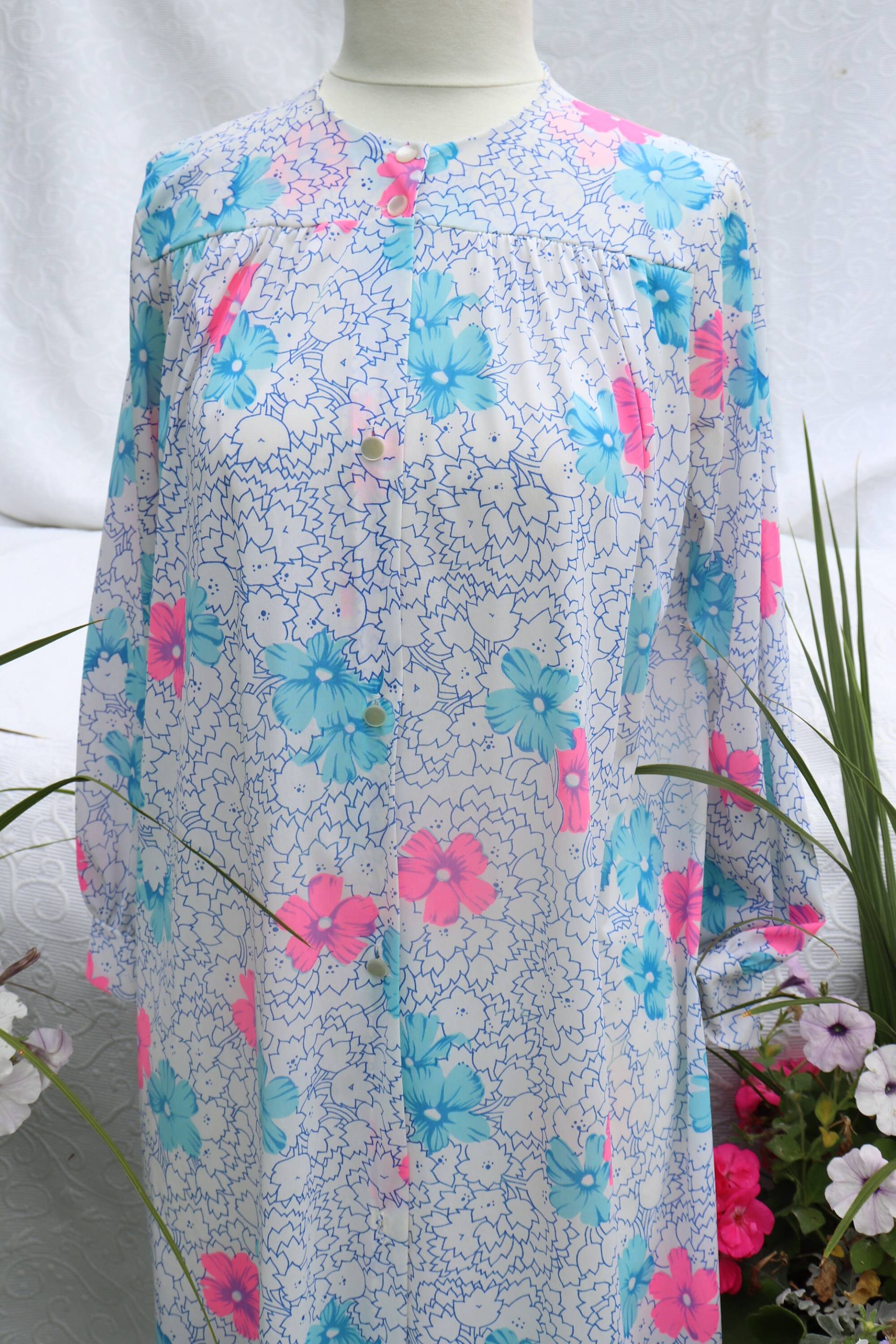 Trillium Robe Mit Rosa Und Blauen Blumen/Vintage Blumengewand 1960Er Jahre Peignoir Florale Sommerrobe Blauer Morgenmantel Trillium Robe Mit Rosa Und Blauen Blumen/Vintage Blumengewand 1960Er Jahre Peignoir Florale Sommerrobe Blauer Morgenmantel von WantonVintageFortune