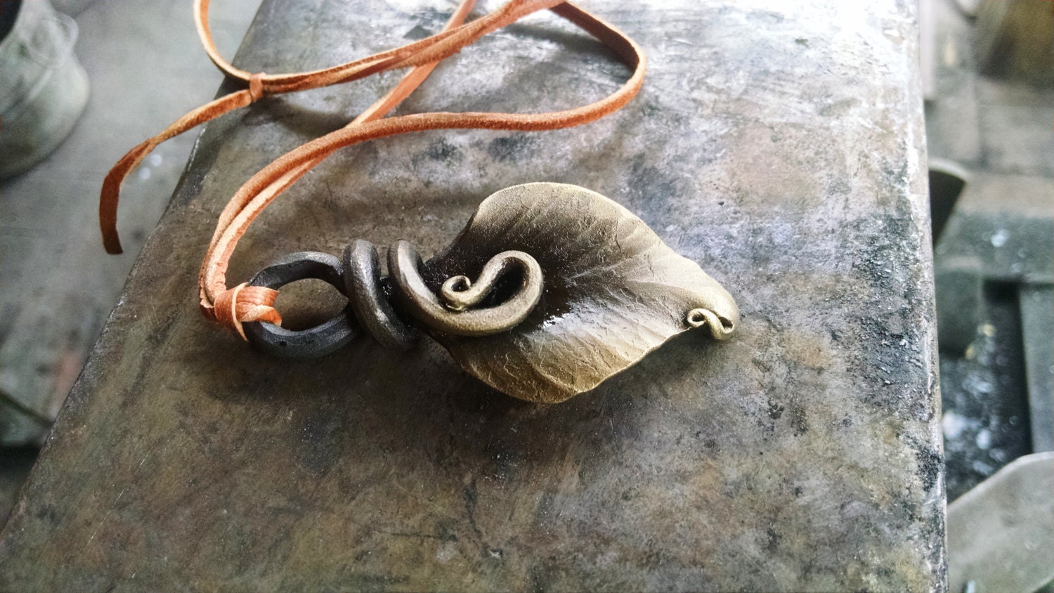 Handgeschmiedete Stahl Blatt Anhänger Handgeschmiedete Stahl Blatt Anhänger von WarFireForge
