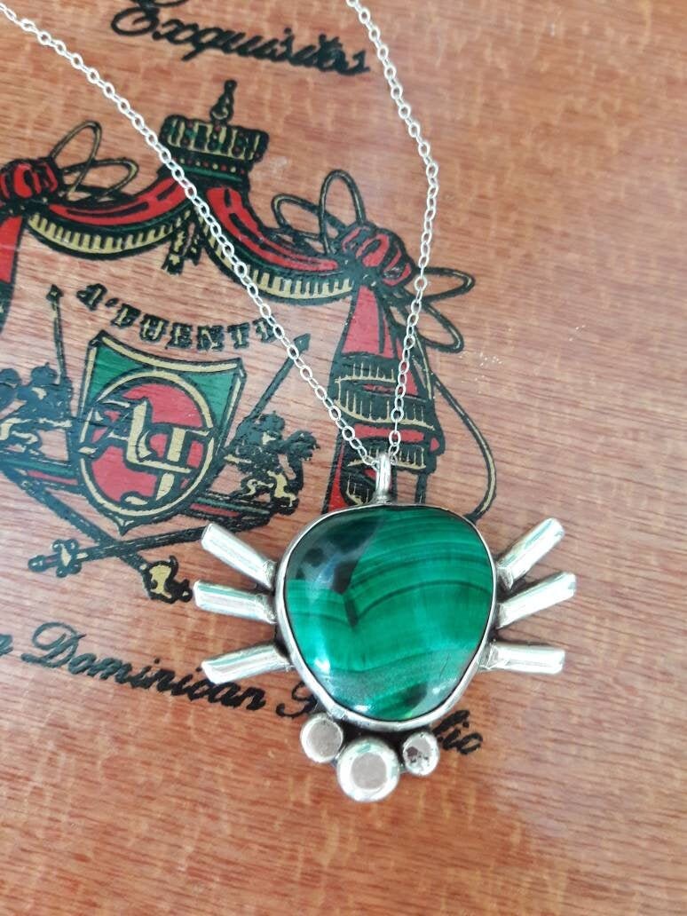 Vintage-sterling Silber Südwestlichen Malachit Bug Halskette Vintage-sterling Silber Südwestlichen Malachit Bug Halskette von WarWomanGoods