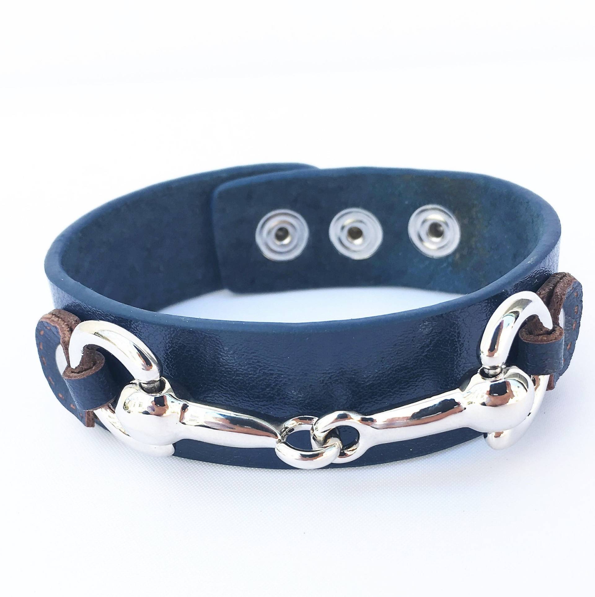 Wardani, Trense Leder-Manschettenarmband Mit Trensen-Spitze. Versilbertes Echtleder-Frauen-Armband Wildlederfutter Wardani, Trense Leder-Manschettenarmband Mit Trensen-Spitze. Versilbertes Echtleder-Frauen-Armband Wildlederfutter von Wardani