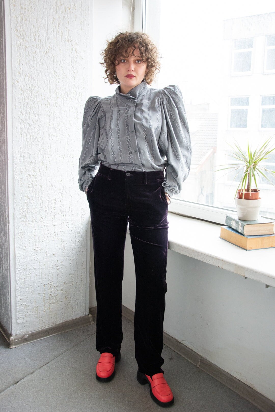 Giorgio Armani Vintage Dunkellila Samt Hose von WardrobeQueenVINTAGE