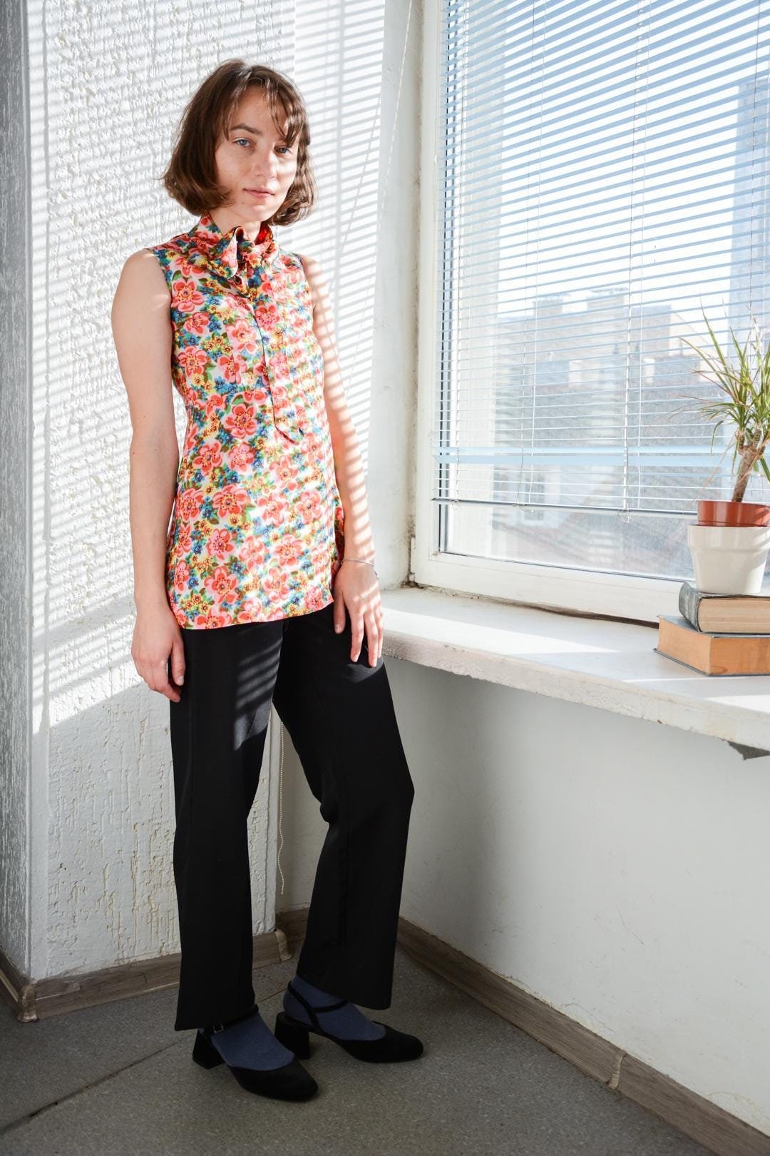 Vintage 60Er Jahre Mehrfarbige Boho Blumen Print Bluse Mit Kragen Und Streifen von WardrobeQueenVINTAGE