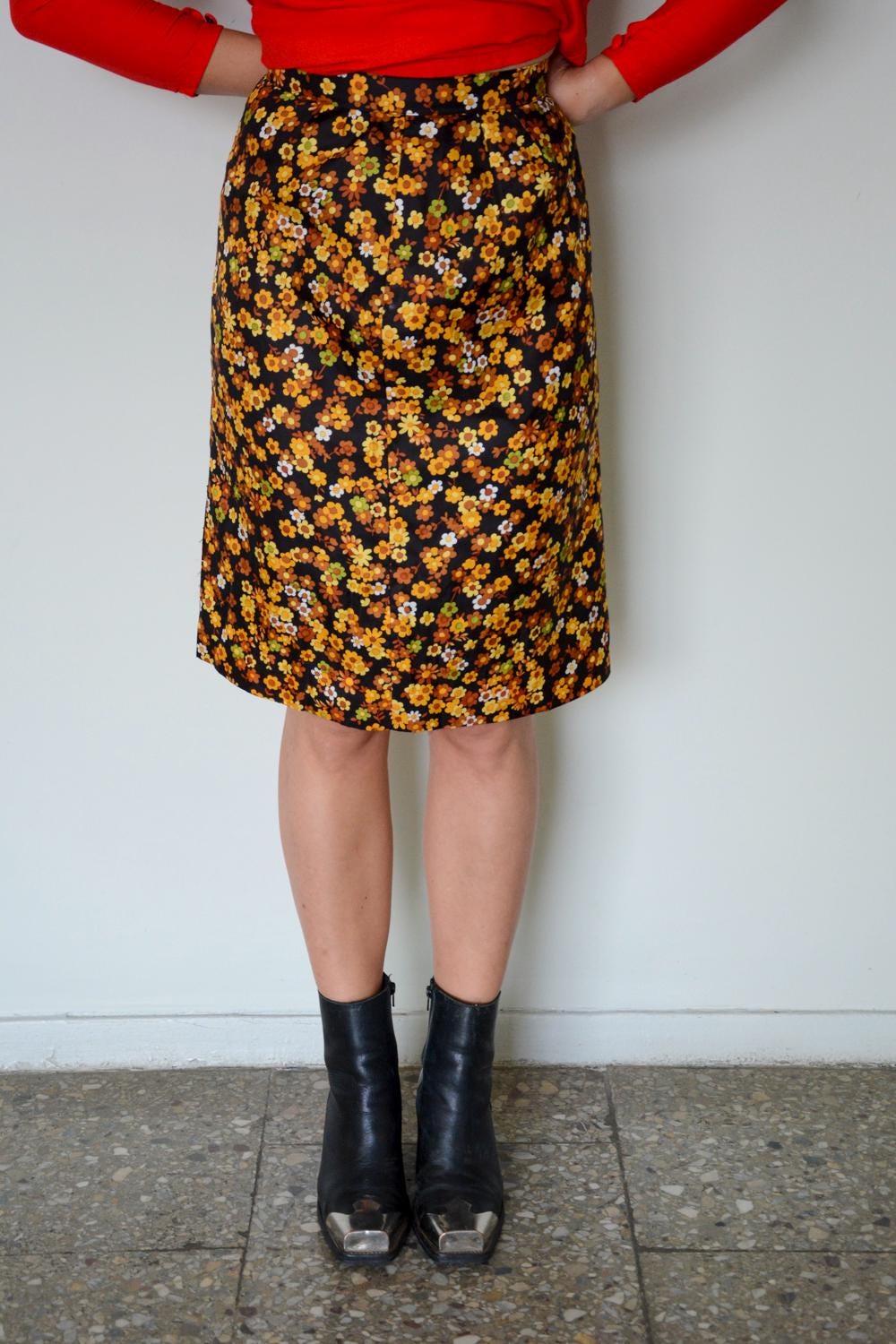 Vintage 60Er Schwarz/Braun Blumen Print Midi Rock Mit Hoher Taille von WardrobeQueenVINTAGE