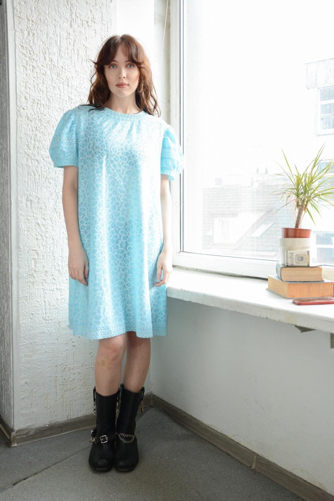 Vintage 70Er Blaue Spitze Hanro Schweizer Designer Nachtkleid von WardrobeQueenVINTAGE