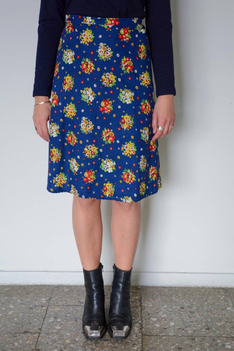Vintage 70Er Blauer Blumen Print Midi Rock in A-Linie von WardrobeQueenVINTAGE
