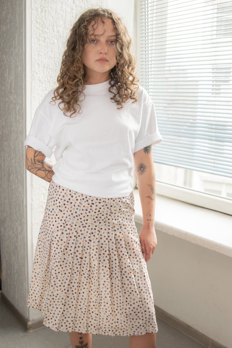 Vintage 70Er Creme Gemusterter Falten Midi Rock von WardrobeQueenVINTAGE