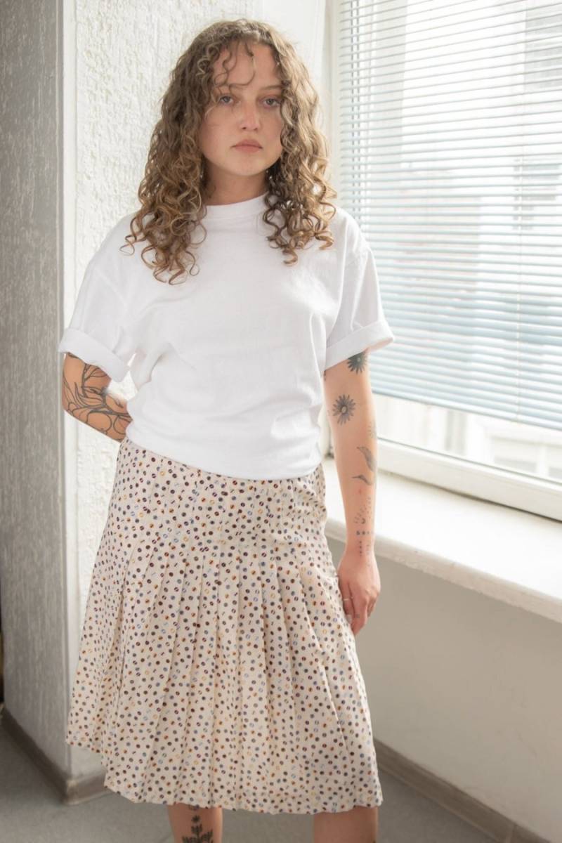 Vintage 70Er Creme Gemusterter Falten Midi Rock von WardrobeQueenVINTAGE