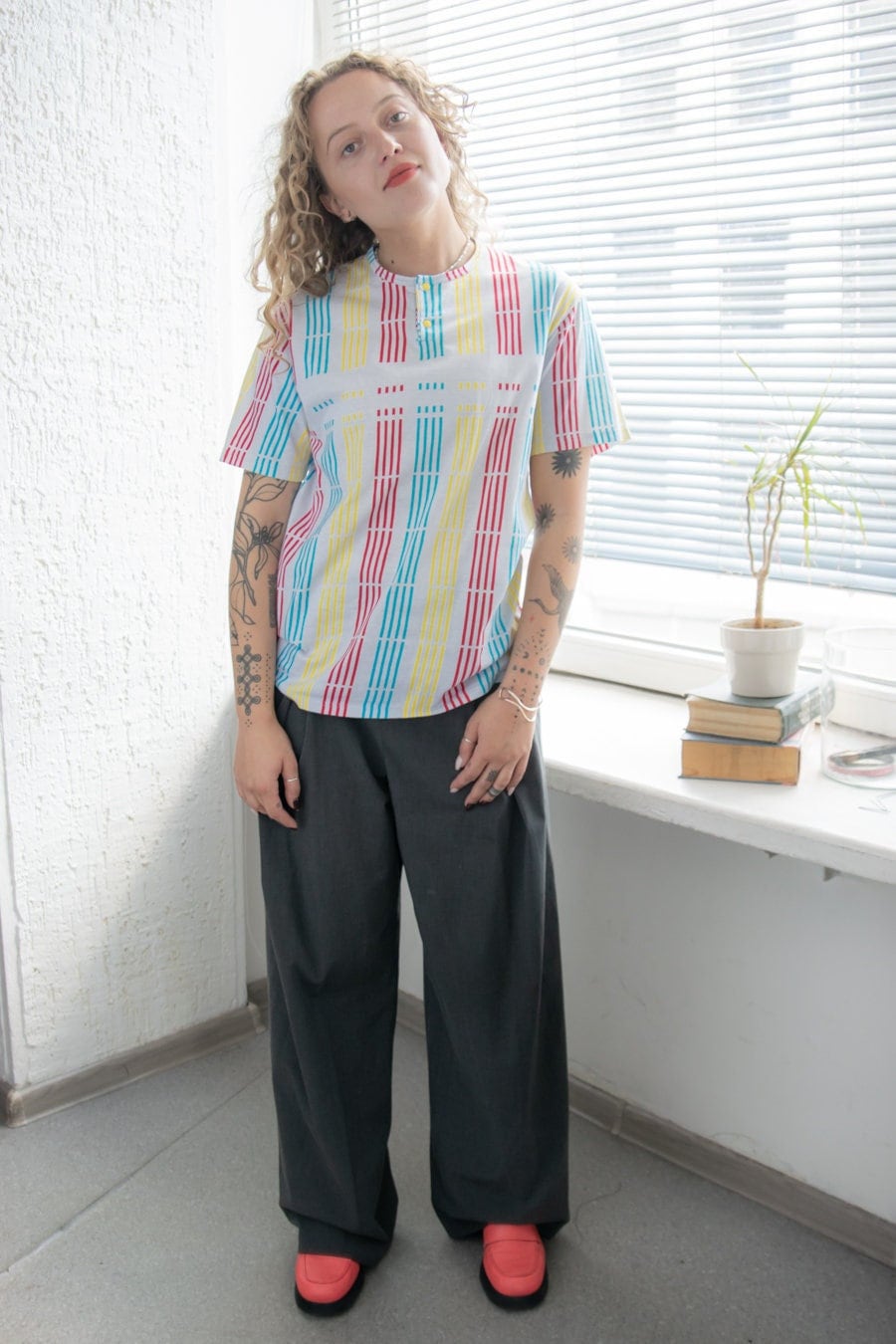 Vintage 70Er Grau Gemustertes Baumwoll-T-Shirt von WardrobeQueenVINTAGE