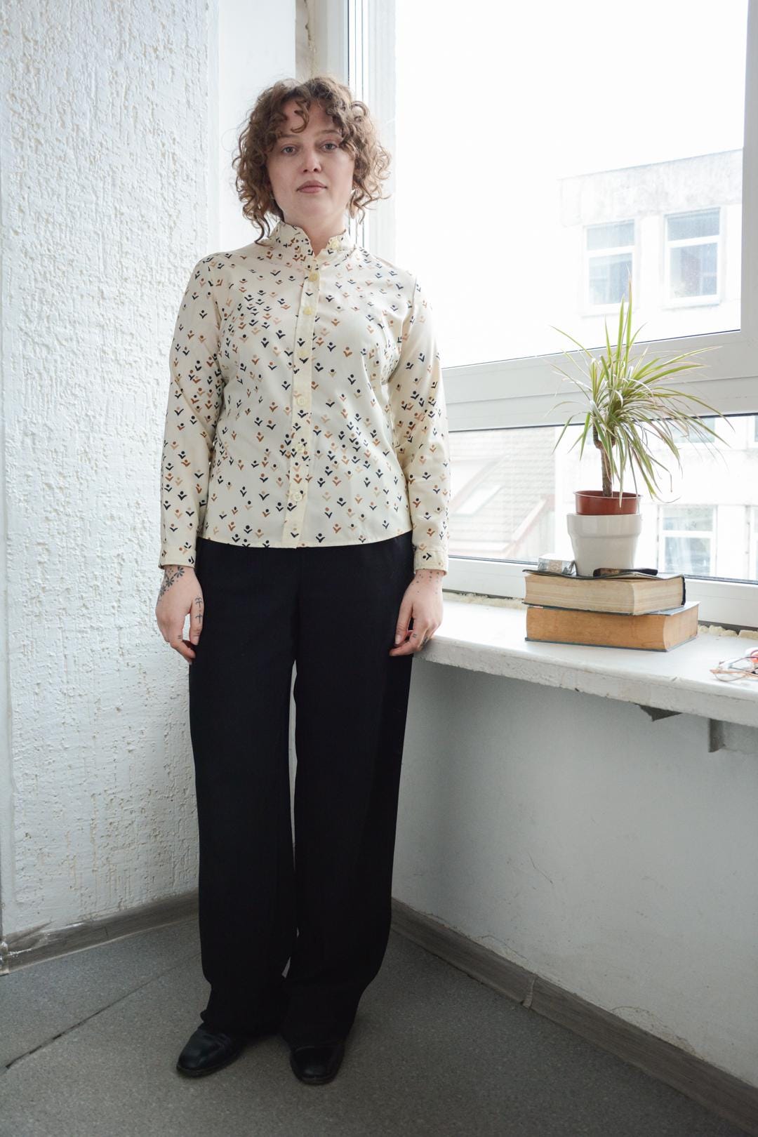 Vintage 70Er Jahre Boho Creme Abstraktes Print Stehkragen Hemd von WardrobeQueenVINTAGE